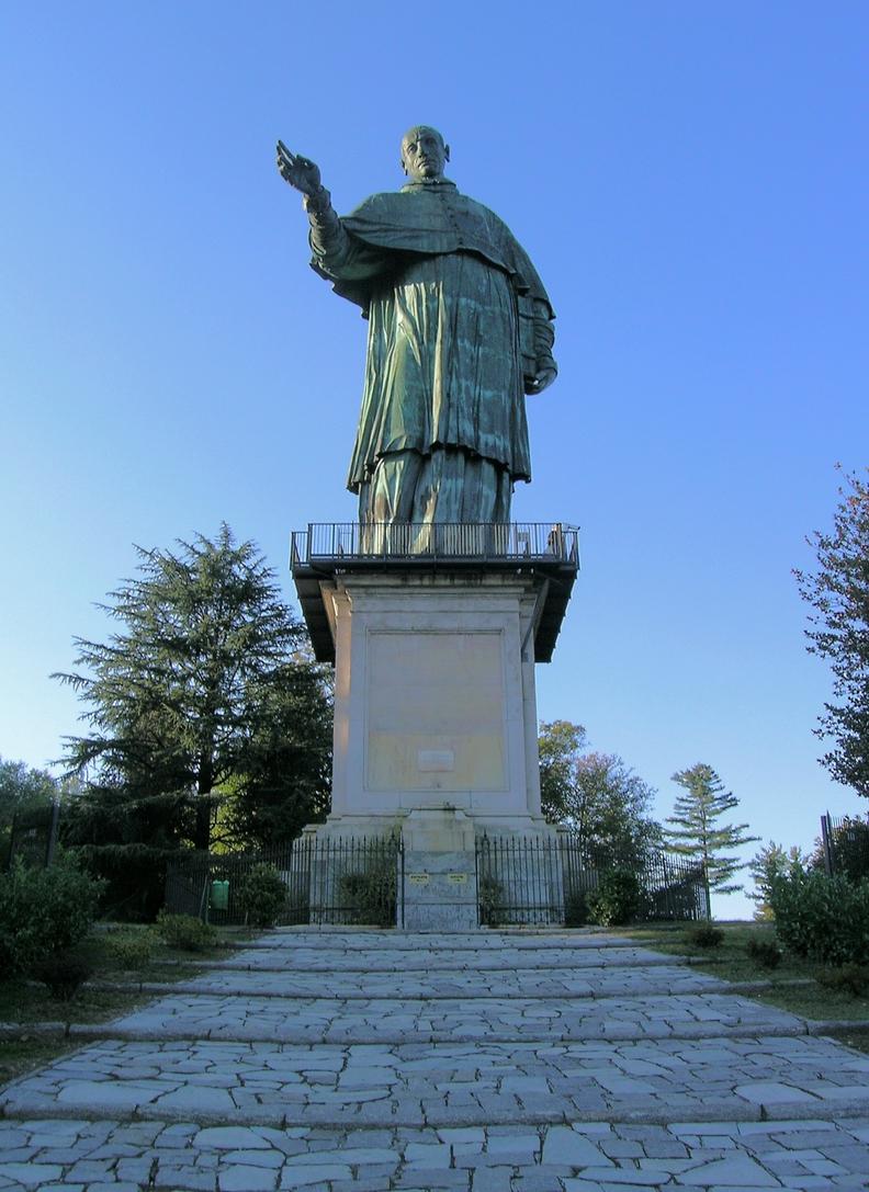 The "Sancarlone" (statue of San Carlo Borromeo).